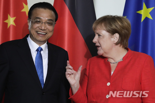 【베를린=AP/뉴시스】리커창 중국 총리(왼쪽)와 앙겔라 메르켈 독일 총리가 9일(현지시간) 독일 베를린에서 만나 다자주의와 세계무역기구(WTO)에 기반한 무역질서 존중에 합의했다. 2018.07.10 