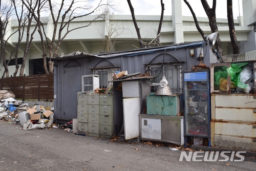 【서울=뉴시스】심동준 기자 = 서울 송파경찰서는 무허가 폐기물수거업을 하면서 3급 지적장애인을 고용해 폭언하면서 일을 시킨 혐의를 받는 고물상 업주를 불구속 입건했다고 10일 밝혔다. 사진은 업주가 세운 가건물. 2018..07.10 (사진 = 서울 송파경찰서 제공) s.won@newsis.com