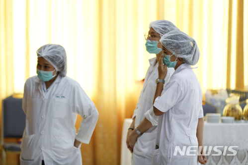 【치앙라이(태국)=AP/뉴시스】태국 북부 치앙라이주 탐루엉 동굴에 갇혔다가 지난 8~9일 구조된 소년 8명이 입원해 있는 치앙라이 병원 내부 모습. 10일 병원 관계자들이 소년들의 건강 상태 등에 대한 당국의 브리핑을 지켜보고 있다. 2018.07.10.