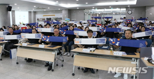 【서울=뉴시스】심동준 기자 = 서울대학교는 글로벌사회공헌단이 9일 서울 관악구 교내 우정글로벌사회공헌센터에서 '2018 하계 SNU 공헌유랑단'을 발족했다고 11일 밝혔다. 유랑단은 7월7일부터 8월16일까지 7개국 7개 도시에서 봉사 활동을 전개한다. 2018.07.11 (사진 = 서울대학교 제공) s.won@newsis.com