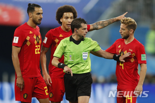 Belgium&#039;s Nacer Chadli, left, Belgium&#039;s Axel Witsel, center, and Belgium&#039;s Dries Mertens, right, argue to referee Andres Cunha during the semifinal match between France and Belgium at the 2018 soccer World Cup in the St. Petersburg Stadium in, St. Petersburg, Russia, Tuesday, July 10, 2018. (AP Photo/Frank Augstein)