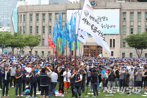 【서울=뉴시스】이영환 기자 = 지난 7월 11일 서울 중구 서울광장에서 서울교통공사노동조합이 주최한 '김태호 사장 퇴진촉구를 위한 조합원 총회'에서 노조 깃발이 입장하고 있다. 2018.07.11. 20hwan@newsis.com