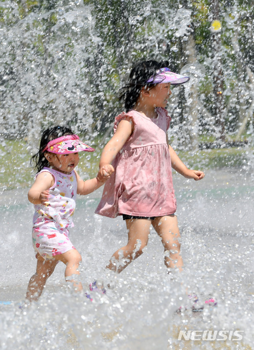【부산=뉴시스】 하경민 기자 = 부산지역에 폭염주의보가 발령된 11일 오후 부산 부산진구 부산시민공원 물놀이마당을 찾은 어린이들이 물놀이를 즐기고 있다. 2018.07.11. yulnetphoto@newsis.com