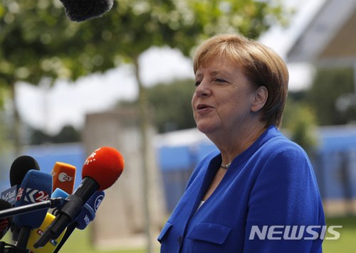 메르켈 독일 총리가 11일 나토 정상회의에 참석하기 위해 브뤼셀 본부에 도착하던 중 기자들에게 말하고 있다 AP