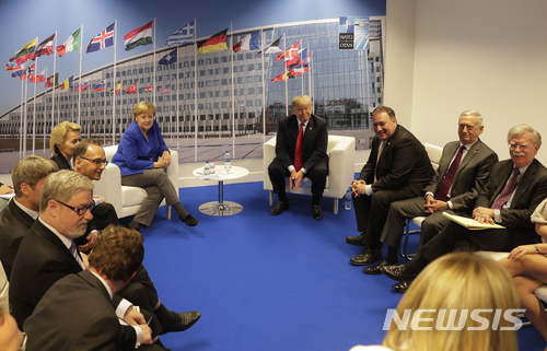 【브뤼셀/AP=뉴시스】 앙겔라 메르켈(왼쪽 뒤에서 첫번째) 독일 총리와 도널드 트럼프 미국 대통령이 11일(현지시간) 벨기에 브뤼셀 북대서양조약기구(NATO·나토) 본부에서 양자회담을 하고 있다. 2018.07.12.