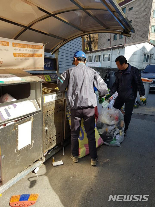 성남시가 시행하는 공공근로사업의 하나인 재활용품 분리.