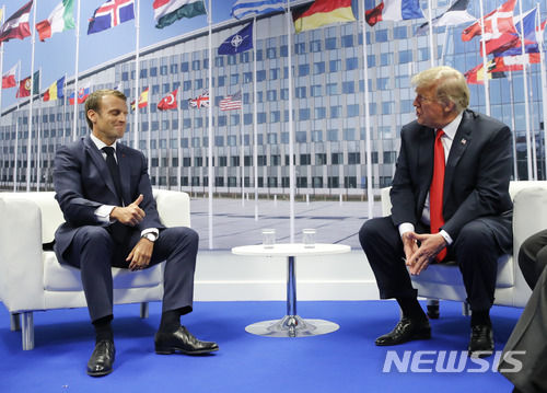 【브뤼셀/AP=뉴시스】에마뉘엘 마크롱(왼쪽) 프랑스 대통령이 11일(현지시간) 벨기에 브뤼셀 북대서양조약기구(NATO) 본부에서 도널드 트럼프 미국 대통령과 양자회담에서 엄지를 들어보이고 있다. 2018.07.12.