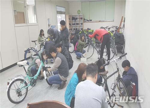 【서울=뉴시스】강동구는 13일 자전거 자가 정비교실 수강생을 모집한다고 밝혔다. 2018.07.13. (사진=강동구 제공)