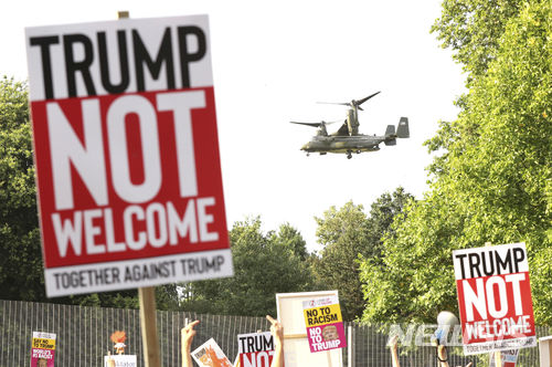 【런던=AP/뉴시스】도널드 트럼프 미국 대통령이 12일(현지시간) 취임 후 처음으로 영국을 방문한 가운데, 런던리젠트 공원에서 트럼프 대통령 방문을 반대하는 시위대들이 피켓을 들고 있다. 피켓에는 "트럼프 환영 안해"라고 쓰여 있다. 2018.07.13. 