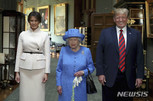 【윈저=AP/뉴시스】 도널드 트럼프 미국 대통령과 부인 멜라니아 트럼프 여사는 13일(현지시간) 영국 윈저궁에서 엘리자베스 2세 영국 여왕을 예방했다.