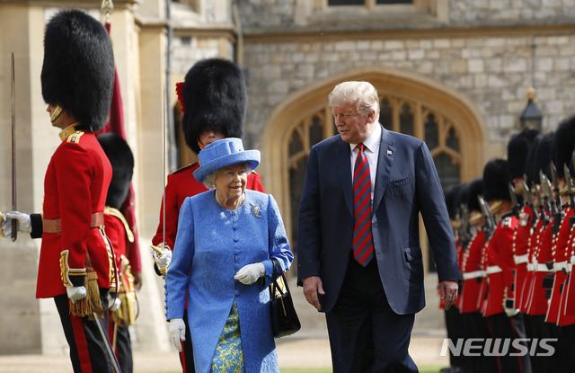 【윈저=AP/뉴시스】 도널드 트럼프 미국 대통령이 2018년 7월13일(현지시간) 영국 윈저궁에서 엘리자베스 2세 영국 여왕을 예방하고 있다.2018.07.14.