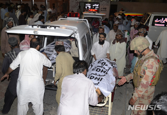 【퀘타=AP/뉴시스】 13일(현지시간) 파키스탄 발루치스탄주 마스퉁 지역에서 폭탄 테러가 발생해 부상자들이 병원으로 옮겨지고 있다. 2018. 7. 14