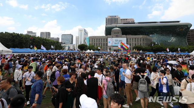 【서울=뉴시스】김선웅 기자 = 14일 서울 중구 서울광장에서 성소수자 최대 행사인 제19회 서울퀴어문화축제에서 참가자들이 축제를 즐기고 있다. 2018.07.14. mangusta@newsis.com