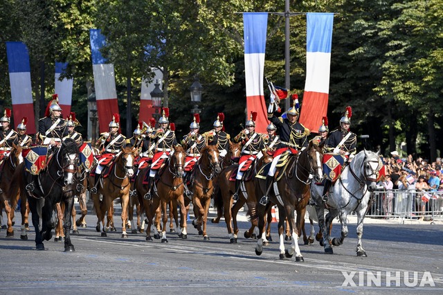 【파리= 신화/뉴시스】 프랑스 혁명기념일을 맞아  7월14일 샹젤리제 거리를 행진하는 프랑스 기마부대의 의장대.      