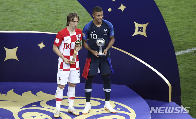 Croatia&#039;s Luka Modric and France&#039;s Kylian Mbappe, right, pose with their individual awards at the end of the final match between France and Croatia at the 2018 soccer World Cup in the Luzhniki Stadium in Moscow, Russia, Sunday, July 15, 2018. (AP Photo/Thanassis Stavrakis)