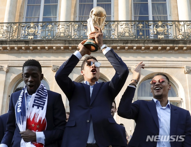 프랑스, 월드컵 우승에 자부심 급등.. 전국은 삼색기 물결 