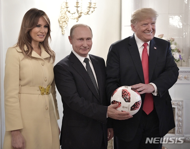 【헬싱키(핀란드)=AP/뉴시스】미 대통령 영부인 멜라니아 여사와 블라디미르 푸틴 러시아 대통령, 도널드 트럼프 미 대통령(왼쪽부터)이 16일 핀란드 수도 헬싱키에서 미-러 정상 공동기자회견 후 2018 러시아 월드컵 공인구를 들고 기념 촬영을 하고 있다. 2018.7.17
