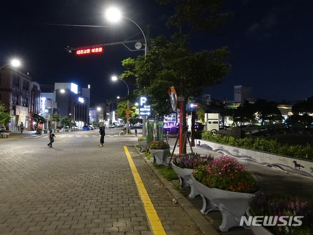 【제주=뉴시스】조수진 기자 = 16일 오후 제주시 일도1동 산지천 일대에선 불법 성매매 호객행위를 하는 중년 여성들이 건너편을 왔다갔다 하고 있다. 2018.07.16.  susie@newsis.com 