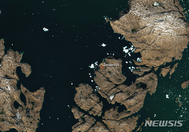 【AP/뉴시스】그린란드의 얼음이 “전례 없는” 속도로 녹고 있다는 연구결과가 과학전문매체 네이쳐를 통해 6일 (현지시간) 발표됐다. 사진은 지난 7월 9일 위성에서 촬영된 그란란드. 2018.12.7.