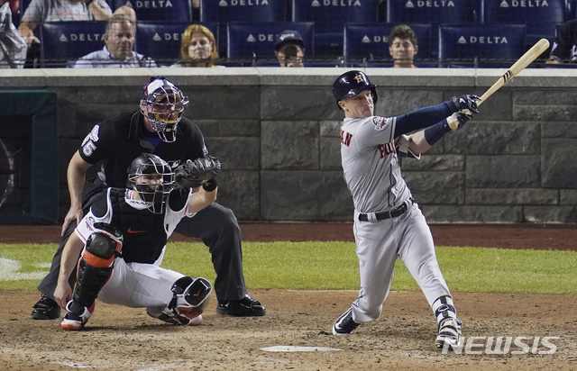 【워싱턴=AP/뉴시스】 휴스턴 애스트로스의 알렉스 브레그먼이 18일(한국시간) 미국 워싱턴DC 내셔널스 파크에서 열린 제89회 메이저리그(MLB) 올스타전에서 연장 10회초 솔로 홈런을 때려내고 있다. 