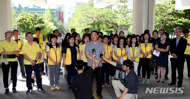 【서울=뉴시스】김진아 기자 = 유경근 4·16 세월호가족협의회 집행위원장과 유족들이 지난달 19일 서울 서초구 서울중앙지방법원에서 국가와 세월호 선사인 청해진해운을 상대로 제기한 손해배상 청구 1심 선고에서 승소한 뒤 기자회견을 하고 있다. 2017.07.19. bluesoda@newsis.com