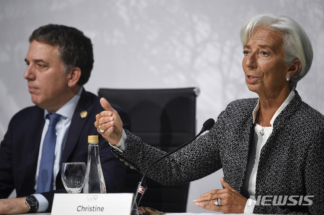 【부에노스아이레스=AP/뉴시스】 크리스틴 라가르드 국제통화기금(IMF) 총재(오른쪽)와 니콜라스 두호브네 아르헨티나 재무장관이 21일(현지시간) 주요 20개국(G20) 재무장관·중앙은행총재 회의가 열린 아르헨티나 부에노스아이레스에서 기자회견을 열고 있다. 2018. 7. 22