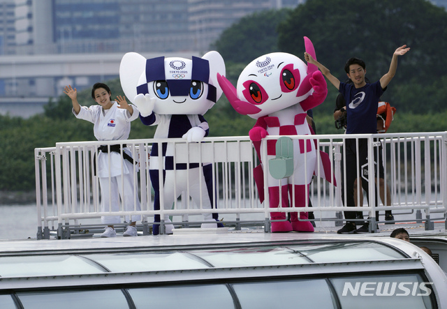 【도쿄=AP/뉴시스】도쿄올림픽 마스코트 미라이토와(왼쪽 두 번째), 패럴림픽 마스코트 소메이키(오른쪽 두 번째).