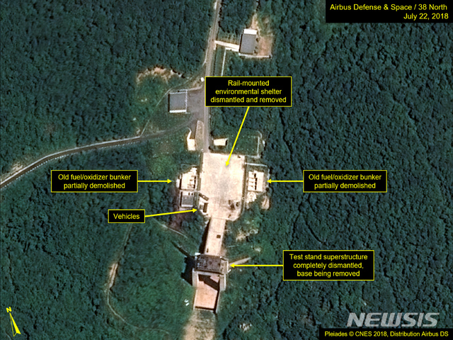 【38노스·AP/뉴시스】미국의 북한전문매체 38노스는 23일(현지시간) 북한이 평안북도 철산군 동창리에 있는 미사일 엔진 시험장인 '서해위성발사장'을 해체하기 시작한 것으로 보인다고 보도했다. 위성사진은 22일 촬영된 것이다. 2018.07.24