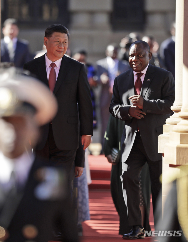 시진핑 주석이 24일 남아공 라마포사 대통령과 환영식에 참석하고 있다  AP