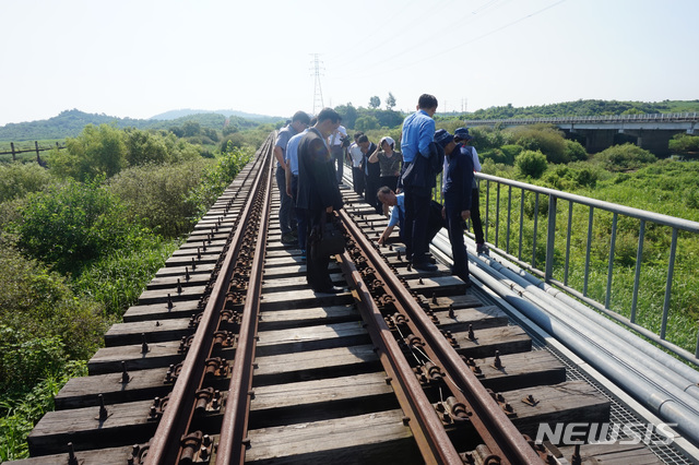 【서울=뉴시스】김진아 기자 = 남북 철도 공동 점검단이 24일 경의선 철도의 북측 연결구간 중 사천강 철도 교량을 점검하고 있다. 2018.07.24. (사진=통일부 제공) photo@newsis.com