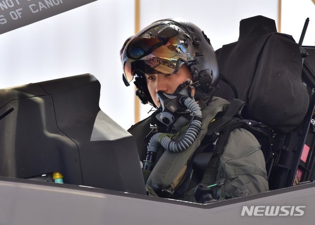 【서울=뉴시스】25일 공군에 따르면 정기윤 소령(38·공사51기)이 지난 20일(현지시간) 미국 서부 애리조나주 루크 공군기지에서 첫 번째 F-35A 단독 임무를 수행했다. 2018.07.25. (사진=미 공군 제공)photo@newsis.com