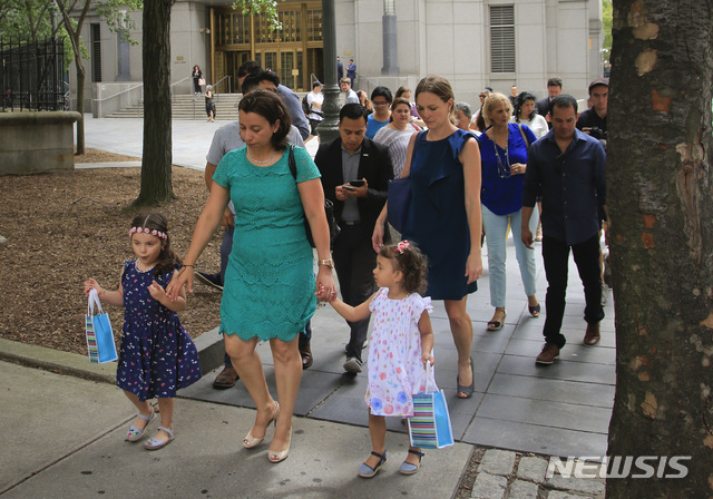 【뉴욕 = AP/뉴시스】차미례 기자 = 피자배달하러 군부대에 갔다가 이민국에 체포된 에콰도르 출신 불법체류자 파블로 비야빈센시오의 아내와 어린 두 딸이 24일(현지시간) 뉴욕 법원을 나오고 있다.  