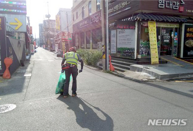 【광주=뉴시스】 = 광주와 전남 지역에 내려진 폭염특보가 24일째 이어지고 있는 가운데 한 환경미화원이 뜨거운 햇빛을 받으며 거리를 청소하고 있다. 2018.08.02. (사진=뉴시스 DB) photo@newsis.com