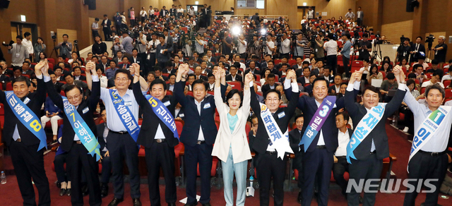 【서울=뉴시스】이종철 기자 = 26일 오후 서울 여의도 국회 의원회관에서 열린 더불어민주당 당대표 선출을 위한 예비경선대회에서 추미애 대표, 노웅래 중앙당선관위원장과 8명의 후보가 만세삼창을 하고 있다. 2018.07.26.  jc4321@newsis.com