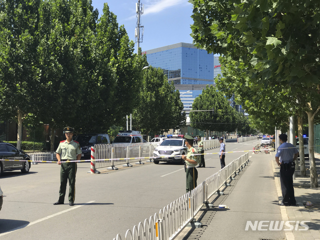 【베이징=AP/뉴시스】26일 중국 베이징 주재 미국 대사관 밖에서 폭발에 의한 것으로 추정되는 화재가 발생해 경찰이 일대를 통제하고 있다. 2018.7.26.