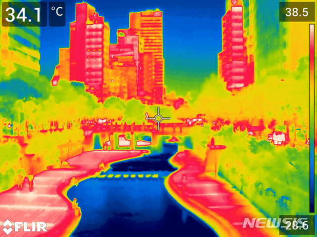 【서울=뉴시스】박주성 기자 = 폭염이 계속되고 있는 26일 오후 종로구 청계천을 Flir 열화상 카메라로 찍은 모습. 화면의 붉은색 부분은 높은 온도(최고 38.5도)를 나타내며, 푸른색 부분은 낮은 온도(최저 28.6도)를 나타내고 있다. 2018.07.26. park7691@newsis.com