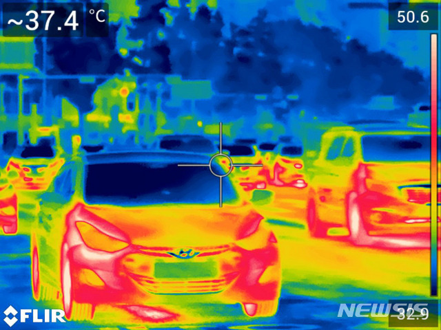 【서울=뉴시스】박주성 기자 = 폭염이 계속되고 있는 26일 오후 서울 중구 서울시청 앞 도로에 달리는 자동차가 열기를 뿜으며 달리고 있다.  사진은 Flir 열화상 카메라로 찍은 자동차들의 모습이며, 화면의 붉은색 부분은 높은 온도(최고 50.6도)를 나타내며, 푸른색 부분은 낮은 온도(최저 32.9도)를 나타내고 있다. 2018.07.26.  park7691@newsis.com