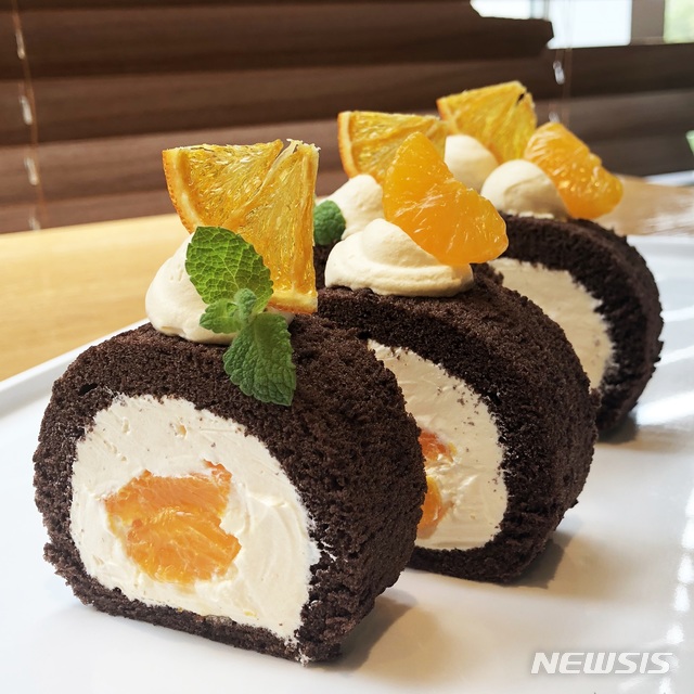 애슐리 클래식의 '제주 맛캉스 메뉴' 중 '돌미롱 감귤 케이크' 