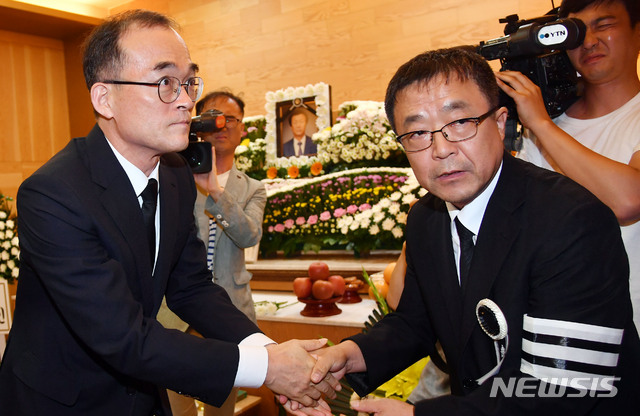 【부산=뉴시스】 하경민 기자 = 문무일 검찰총장이 28일 오후 부산 부산진구 시민장례식장에 마련된 고 박종철 열사의 아버지 박정기 씨의 빈소를 조문한 이후 유가족을 위로하고 있다. 2018.07.28. yulnetphoto@newsis.com