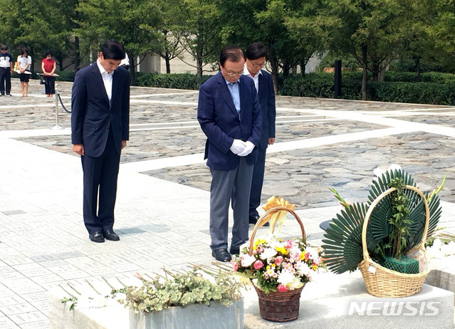 【서울=뉴시스】이영환 기자 = 더불어민주당 이해찬 당대표 후보가 28일 경남 김해 봉하마을 고 노무현 전 대통령의 묘역을 참배하고 있다. 2018.07.28.(사진=이해찬 의원실 제공)  photo@newsis.com