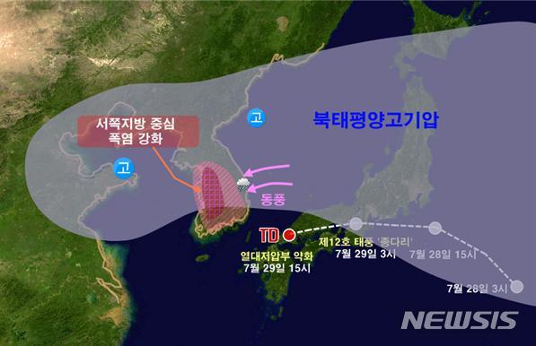 【서울=뉴시스】이예슬 기자 = 29일 기상청에 따르면 제12호 태풍 종다리(JONGDARI)는 오후 3시 현재 일본 오사카 서쪽 약 360㎞ 부근 육상에서 열대저압부로 약화됐다. 앞으로 느린 속도로 제주도 남쪽 해상으로 진출할 것으로 전망된다. (제공=기상청)