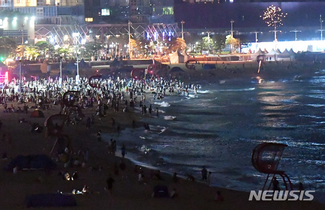 【부산=뉴시스】 하경민 기자 = 29일 새벽 부산 해운대해수욕장을 찾은 시민과 관광객들이 백사장을 가득 메운 채 더위를 식히고 있다. 2018.07.29.  yulnetphoto@newsis.com