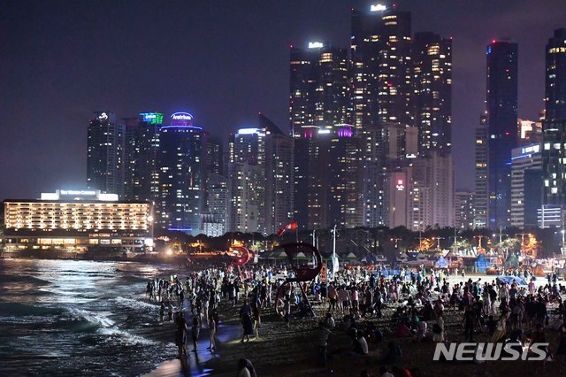 【부산=뉴시스】 하경민 기자 = 29일 새벽 부산 해운대해수욕장을 찾은 시민과 관광객들이 백사장을 가득 메운 채 더위를 식히고 있다. 2018.07.29. yulnetphoto@newsis.com