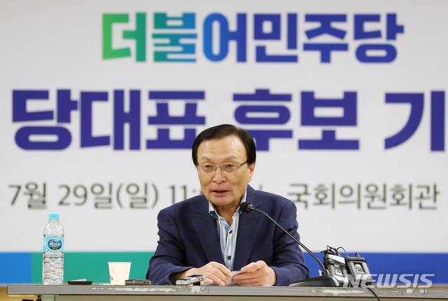 【서울=뉴시스】고승민 기자 = 더불어민주당 이해찬 당대표 후보가 29일 오전 서울 여의도 국회에서 기자간담회를 하고 있다. 2018.07.29. kkssmm99@newsis.com