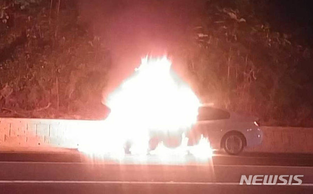【서울=뉴시스】 주행 중인 BMW 520d 승용차에서 화재가 발생 모습. (자료사진)