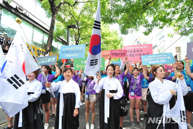 【서울=뉴시스】 ‘2018 재외동포 중고생, 대학생 모국연수’에 참가하고 있는 전 세계 각국 700여명 재외동포 차세대들이 29일 서울 종로 인사동 거리에서 99년 전 3.1 만세 평화운동을 재연하는 평화 퍼레이드를 진행했다.한민족으로서의 정체성을 키워가고 있는 재외동포 차세대들이 탑골공원에서 민족극단 ‘우금치’를 통해 99년 전 3.1 운동 당시를 그리고, 인사동 일대에서 태극기를 들고 3.1 만세 평화운동의 현장을 재연하는 의미 있는 프로그램을 진행했다. 2018.07.29. (사진=뉴시스 DB)