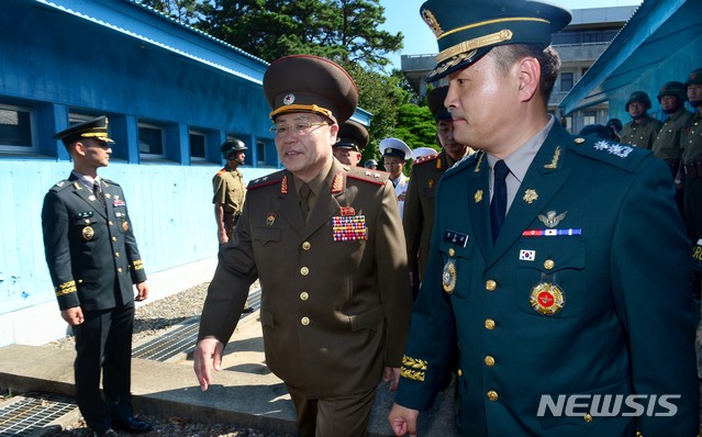 【파주=뉴시스】사진공동취재단 = 제9차남북장성급군사회담 북측 수석대표인 안익산 육군 중장과 북측대표단이 31일 오전 판문점 군사분계선을 넘어 남측으로 들어오고 있다. 2018.07.31.  photo@newsis.com 