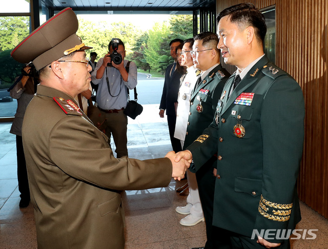 【파주=뉴시스】사진공동취재단 = 김도균 남측 수석대표와 안익산 북측 수석대표가 31일 오후 경기도 파주시 판문점 남측 평화의 집에서 열린 제9차 남북 장성급 회담을 마친 뒤 악수를 나누고 있다. 2018.07.31.  photo@newsis.com