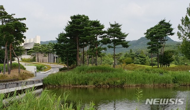 【양주=뉴시스】배성윤 기자 = '콩국수 면발 갑질'로 물의를 일으킨 르 메르디앙 서울(옛 리츠칼튼 호텔) L(68) 회장이 전담 운전기사에게 "냄새가 난다. 차에서 내려라" 등 인격 모독성 발언을 하면서 '냄새 갑질'을 했던 것으로 드러났다. 사진은 L회장 소유의 레이크우드CC. 2018.08.01.  shinybae@newsis.com  