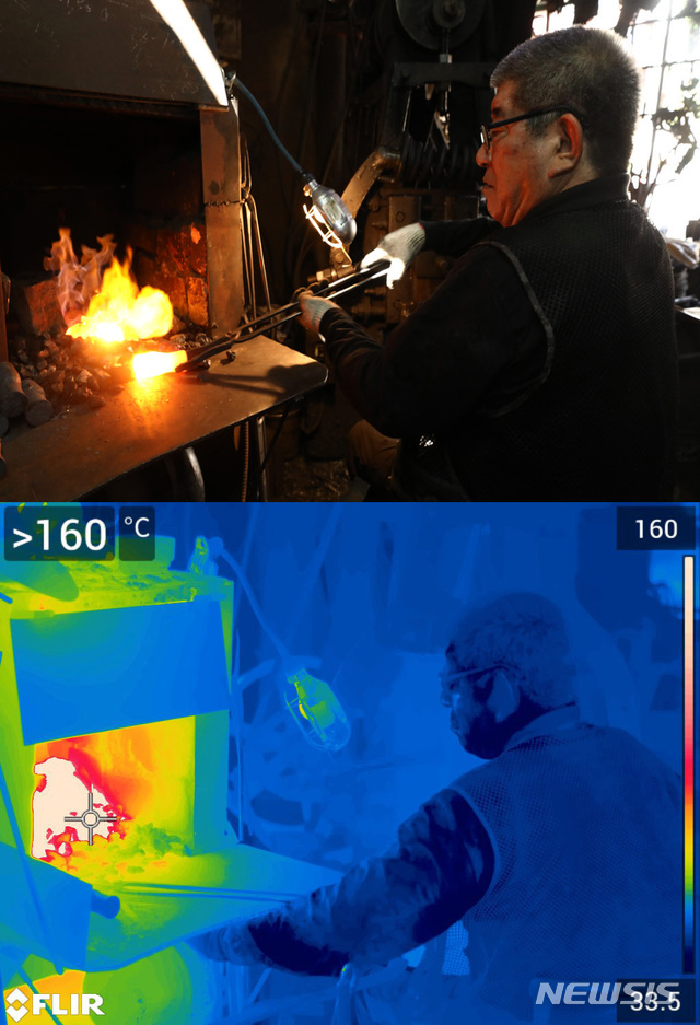 【서울=뉴시스】이영환 기자 = 서울의 낮 최고 기온이 39도로 예보된 1일 오전 서울 동대문구 동광대장간에서 대표 이흔집씨가 쇠를 달구고 있다.아래 사진은 FLIR 열화상카메라로 이씨의 작업장면을 촬영한 모습으로 화로 인근 온도가 160도를 나타내고 있다. 2018.08.01. 20hwan@newsis.com